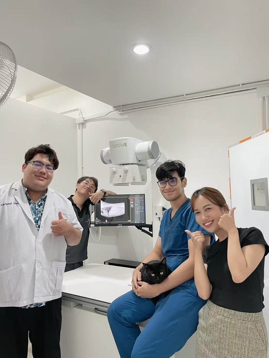 ทีมคุณหมอและเจ้าหน้าที่ของโรงพยาบาลสัตว์